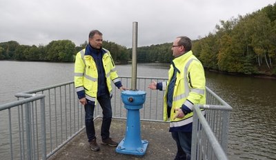 Der für die Talsperre zuständige Staumeister, Birk Flögel (links), im Bereich der Steuerungstechnik im Gespräch mit Betriebsleiter Sven Beyer.
