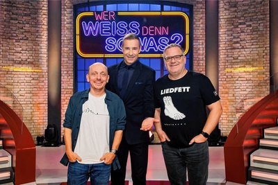 Moderator Kai Pflaume (Mitte) hätte die Frage nach dem Porphyrtuff richtig beantworten können. Komiker und Rätselmeister der ARD-Rateshow Bernhard Hoëcker (li.) musste sich die Lösung im Ausschlussverfahren herleiten. 