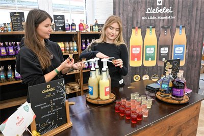 Deutschlandweit demnächst auf zahlreichen Weihnachtsmärkten mit eigenem Stand vertreten: Caroline Bausch (links) und Leonore Claus von der Eierlikör-Manufaktur Liebelei aus Chemnitz. Sie setzt auf Bio-Rohstoffe und viel Handarbeit.