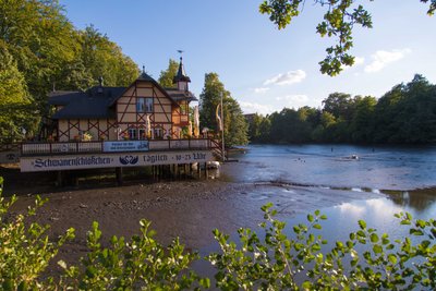 Wegen des Bruchs eines Staubretts am Überlauf ist der Untere Kreuzteich in Freiberg in der Nacht vom Freitag auf Samstag nahezu komplett ausgelaufen.