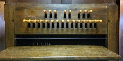 Handbetrieb: Mit diesem Stockklavier wurde das Glockenspiel früher direkt gespielt. Dafür saß der Musiker im Turm. Das funktioniert auch heute noch.