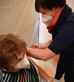 Marcella Gentsch (links) erhielt ihre dritte Impfung von Agnes Klafki. 