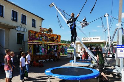 Direkt am Sportplatz herrschte Rummelflair. Auch ein großes Trampolin sorgte bei Vertretern der jüngeren Generation für Begeisterung.