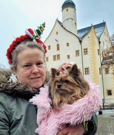 Manuela Gröber aus Heidenau besuchte mit ihrem Hündchen Franzi den Markt am Schloss Klaffenbach.