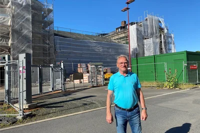 Dietmar Straube hat einen Vorschlag, wie Rollstuhlfahrer im Bahnhof Freiberg zu den Bahnsteigen gelangen könnten, falls ein Aufzug nicht in Betrieb ist.