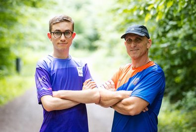 Fynn Thome (18, l.) und sein Vater Martin Thome trainieren gemeinsam in einem Wald bei Lebach für die Special Olympics Nationalen Spiele Saarland 2026.