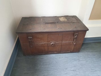 Die Knappschaftstruhe Clausthal-Zellerfeld, die vermutlich aus dem 17. Jahrhundert stammt, ist als Leihgabe ab dem 4. Juli in der Ausstellung "Vom Gnadengroschen zur Rentenformel" im Stadt- und Bergbaumuseum Freiberg zu sehen. 
