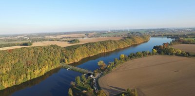 Links befindet sich der Vorstau der Koberbachtalsperre. Rechts die Talsperre, deren Wasserspiegel um fünf Meter gesenkt werden soll.