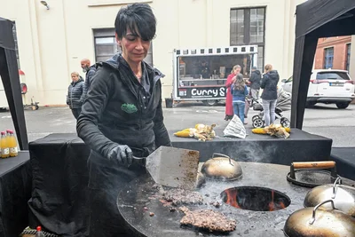 Frisch zubereitet und einfach anders im Geschmack: Bei Antje Winkler vom Büschelhof in Eibenberg gibt es Burger aus Büffelfleisch.