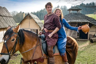 Svenja Jung spielt in dem Film die Rolle der Jolanthe und Merlin Rose ist in der Rolle von Veit v. Hammerlitz zu sehen. 