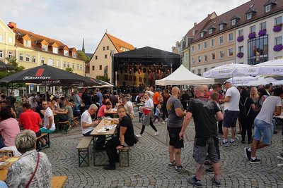 Am Rathausplatz füllen sich die Tische und Bänke. "Gegen 16 Uhr waren es bereits etwa 700 Leute", sagt Constanze Winkler, Geschäftsleiterin des Sport- und Kulturbetriebes. Sie erwartete, dass die Zahlen gegen Abend noch steigen, wenn die Bands die Bühne betreten. Zeitgleich dürfen 999 Leute auf dem Gelände sein.