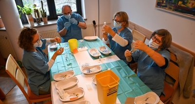 Dorothea Halle, André Lindner, Astrid Bonikowski und Cordula Lück (von links) bereiteten die Spritzen im Esszimmer der Gemeinde vor.
