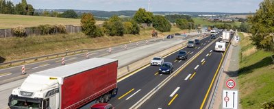 Blick von der Brücke an der Anschlussstelle Treuen der A 72 in Richtung Reichenbach. Aktuell rollt der Verkehr auf vier verengten Fahrspuren über die bereits fertiggestellte neue Fahrbahn. 