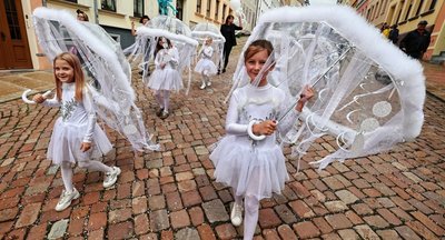 Die Meeta-Girls bereichern seit 20 Jahren viele Veranstaltungen, wie hier den Straßenfasching.