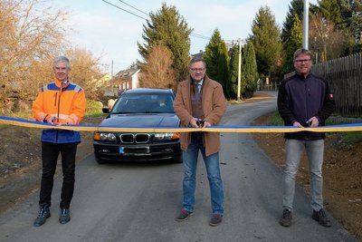 Mirko Krause von der Baufirma, OB Raphael Kürzinger und Steffen Karl vom Wasser-Zweckverband weihten die Straße ein.