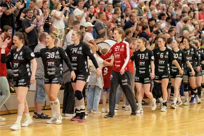 Nach dem 26:23-Sieg im Relegations-Hinspiel gegen Göppingen konnte sich Nele Kurzke (rotes Trikot) zufrieden vom Zwickauer Publikum verabschieden. Nächste Saison hütet sie in der 2. Liga das Tor des HC Leipzig. 