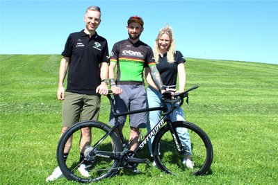 Nussknacker Wilhelm auf Sachsentour. Andy Scholz (Mitte) mit seinen Radsportteamkollegen Michel Weißbach (links) und Christina Melzer (rechts) Zum Team gehören außerdem Jenny und Sven Weineck.