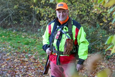 Auch wenn Christian Thomas Müller auf der Suche nach verendeten Wildschweinen ist: Ohne Waffe geht es bei der Kadaver-Suche nicht.