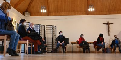 Im Saal der St.-Nepomuk-Gemeinde musste, wer sich impfen lassen wollten, nur kurz warten. Dann wurden die Gäste hinter einen der Wandschirme gerufen. Nach dem Pieks ging es zum Ausruhen in die Kirche. 