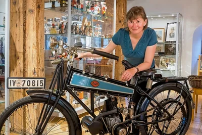 Was haben Haribo und die Marienberger Fahrzeugfabrik Mafa gemeinsam? Beide haben die Anfangsbuchstaben des Firmensitzes im Produktnamen.Janet Franke-Reichel kann den Besuchern der Schau das wohl einzig nochintakte Motorrad der Firma aus den 1920er-Jahren präsentieren. 