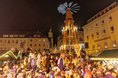 Zur Eröffnung am Freitagabend war der Annaberger Weihnachtsmarkt bereits richtig gut gefüllt. Er hat bis zum 23. Dezember geöffnet. 