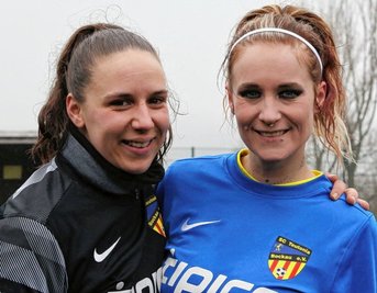 Lisa Weiß (l.) und Cathleen Friedel vom SC Teutonia Bockau lieben ihr Hobby Fußball. 