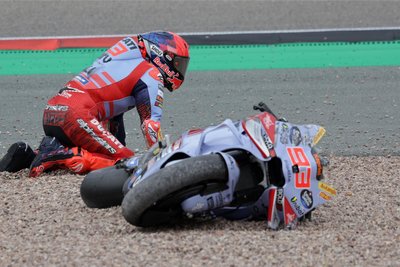 Marc Marquez mit seiner Gresini-Ducati am Boden: Bis zum Limit und darüber hinaus.