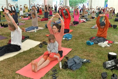 Blick ins große Yogazelt beim Wake up am Samstagvormittag zum Ananda-Spirit-Festival in Burkersdorf.