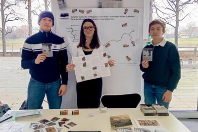 Jörn, Anne-Lena und Jakob (v. l.) präsentieren die Ergebnisse des Projektes zum Mülsener Todesmarsch.
