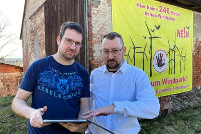 Marcel Jacob, Ortsvorsteher von Eulendorf, und Ronny Jacob, Ortsvorsteher von Bockendorf an einem Protestplakat in Bockendorf.