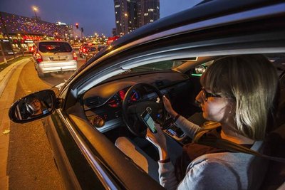 Läuft der Motor, ist die Handynutzung ein Verstoß gegen die Straßenverkehrsordnung, wenngleich im stockenden Verkehr vor roter Ampel nicht so gefährlich wie auf freier Landstraße. Da kann sie tödlich enden.