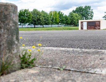Den asphaltierten Platz neben der Turnhalle an der Turnerstraße kennen viele Kinder. Dort haben einige das Fahrradfahren gelernt und eine Verkehrsprüfung abgelegt. Jetzt soll die Asphaltfläche saniert werden. 