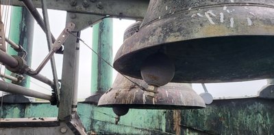 Hier entsteht die Musik: Die Zugdrähte zupfen an Hebeln, die wiederum die Klöppel in den Bronzeglocken gegen die Innenwandung schlagen lassen.