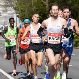 Beim Hamburg-Marathon im April (Foto) war Sebastian Hendel (vorn) als Tempomacher auf der ersten Hälfte dabei. In Berlin will er sich im September selbst auf den klassischen 42,195 Kilometern ausprobieren. 