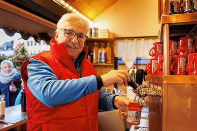 Karl-Heinz Buschmann schenkt an seinem Stand in diesem Jahr erstmals den Original Annaberger Weihnachtsmarkt-Glühwein aus. 