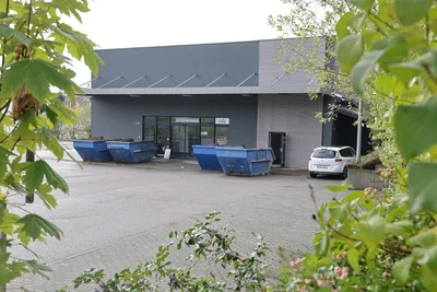 Die Container am ehemaligen Edeka sind Vorboten dafür, dass bald wieder ein Geschäft öffnet.