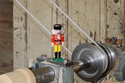 Der zwölf Zentimeter große Mini-Nussknacker Wilhelm geht mit auf das Spektakel.