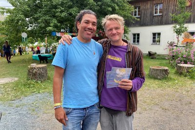 Barak Oussidi (46), der in Kiel das Nordic-Yoga-Festival veranstaltet, und Michael Lawrenz-Halbig auf dem Festivalgelände in Burkersdorf.