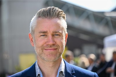 Frank Weinhold bereitet auf dem Kraftwerksgelände für Sommer 2025 das Festival Begehungen vor.