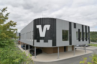 Die Volksbank Chemnitz, hier die neue Filiale in Aue-Bad Schlema, rät, Kontoauszüge regelmäßig zu überprüfen.