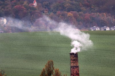 Der Qualm der an der Uhlig-Mühle aufsteigt, sorgt immer wieder für Irritationen.