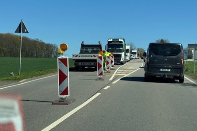 Am Ortseingang von Werdau staut sich auf der B 175 derzeit der Verkehr an einer Ampel