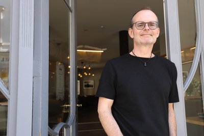Janek Schumann im Eingang zu seinem Restaurant „Herder 10“ in Freiberg.