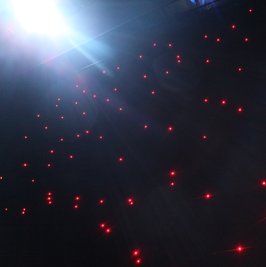 Effektvoller Technik-Einsatz: Rot leuchtender Sternenhimmel auf der Gewandhaus-Bühne. 