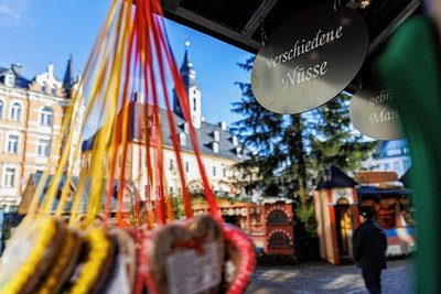 Ob Süßes oder Herzhaftes, ob aus Stoff oder aus Holz - wer über den Annaberger Weihnachtsmarkt schlendert, der kann genießen und staunen. 
