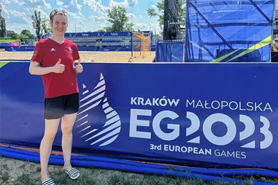 Daumen hoch von und für Nele Kurzke: Sie vertritt den BSV Sachsen Zwickau in dieser Woche beim Beachhandballturnier der Europaspiele. 