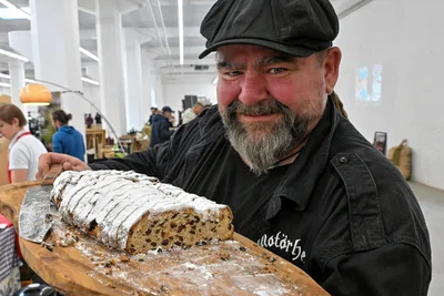 Michael Eichler von „Michas Naturbackstube“ aus Lichtentanne beliefert Bio-Märkte von Sachsen-Anhalt bis nach Franken. Demnächst wieder mit Stollen – auf Wunsch auch vegan.