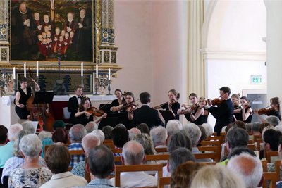 In der Schlosskirche Augustusburg spielte am Samstag das Streichensemble der Jungen Philharmonie Augustusburg unter Leitung von Markus Kaufmann vor 450 begeisterten Zuhörern.