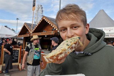Das Holzfällerbrot bleibt die schönste Erinnerung vom Public Viewing an der Karthalle.