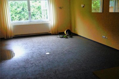 Drinnen bot sich ein Bild der Zerstörung: Alle Möbel, Fußböden und Fliesen mussten erneuert werden. 